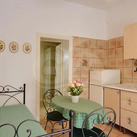 Apartment Flora - Goelba *